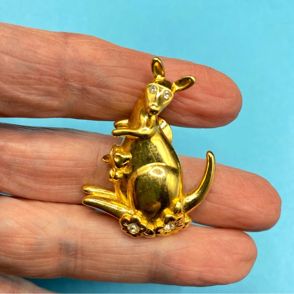 AVON Kangaroo Tac Brooch Gold Tone Precious Love 1992 Vintage